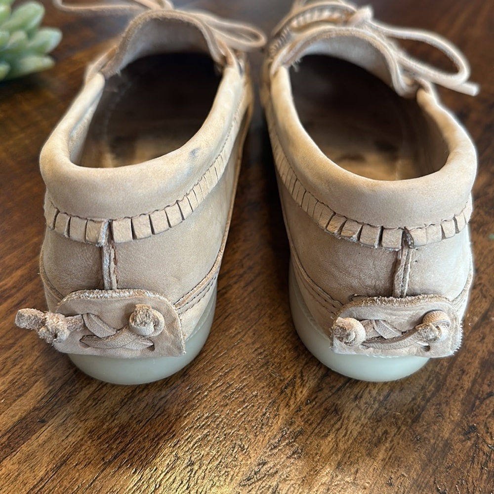 Eastland Light Tan Leather Moccasin Loafers with Bow - Picture 4 of 9